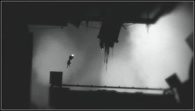 Ponownie idziemy w prawo i łapiemy za krawędź ruchomej części prasy (nie wspinamy się by stanąć, lecz spokojnie zwisamy) - Rozdział 29 | Opis przejścia Limbo - Limbo - poradnik do gry