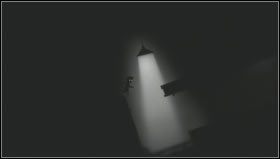 Nasze kolejne ruchy podczas obracania się planszy powinny wyglądać następująco: przeskakujemy nad rowem z kulą, przechodzimy do pierwszego załamania podłogi, podchodzimy pod szczyt niewielkiej górki i zatrzymujemy się po jej lewej stronie, bujająca się lampa pokaże nam drabinkę [1] - Rozdział 31 | Opis przejścia Limbo - Limbo - poradnik do gry