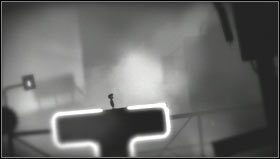 Uciekamy w górę przed goniącą nas piłą tarczową i wykonujemy kolejny skok na strzałkę ze zmianą grawitacji w chwili, w której zapali się neon pod stopami chłopca [1] (dla nas ten neon znajduje się po prawej) - Rozdział 36 | Opis przejścia Limbo - Limbo - poradnik do gry