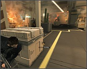 Zacznij przesuwać się teraz w stronę schodów, w dalszym ciągu będąc schowanym za zasłoną #1 - (2) Odparcie ataku na placówkę | Deus Ex Bunt Ludzkości - Deus Ex: Bunt Ludzkości - Directors Cut - poradnik do gry