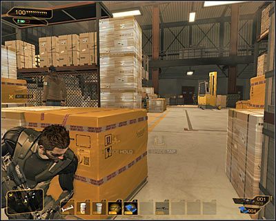 Ruszaj na północ, chowając się po przejściu kilku metrów przy skrzyniach - (3) Wariant pokojowy - Dotarcie do windy | Deus Ex Bunt Ludzkości - Deus Ex: Bunt Ludzkości - Directors Cut - poradnik do gry