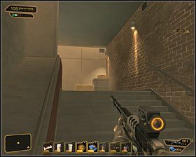 Po wyjściu z windy idź cały czas prosto, ignorując walki mające miejsce pod oszklonym mostem #1 - (1) Przeprawa przez budynek administracji | Deus Ex Bunt Ludzkości - Deus Ex: Bunt Ludzkości - Directors Cut - poradnik do gry