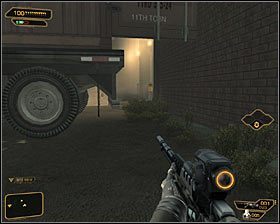 Jeżeli masz zamiar całkowicie unikać wzroku najemników, to plac najlepiej byłoby obejść od zachodniej #1 lub od wschodniej strony #2 - (1) Przedostanie się w okolice głównego budynku | Deus Ex Bunt Ludzkości - Deus Ex: Bunt Ludzkości - Directors Cut - poradnik do gry