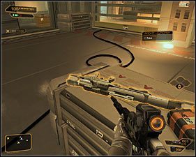 Jeżeli nie chcesz korzystać z granatu EMP lub podrzuciłeś go w złe miejsce, to możesz udać się w lewo, przeskakując nad przeszkodami #1 - (3) Wariant agresywny - Przeprawa przez pierwszą część obozu | Bunt Ludzkości - Deus Ex: Bunt Ludzkości - Directors Cut - poradnik do gry