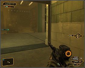 Jeżeli masz zamiar unikać wzroku przeciwników, to musisz odczekać aż zaczną oni iść w stronę wyjścia z hotelu i szybko udać się prosto - (13) Wydostanie się z hotelu kapsułowego | Deus Ex Bunt Ludzkości - Deus Ex: Bunt Ludzkości - Directors Cut - poradnik do gry