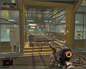 Jeżeli nie byłeś w stanie przesunąć skrzyni zasłaniającej wejście do szybu wentylacyjnego, to musisz niestety pozostać w pobliżu drugiej kamery ochrony - (4) Wariant pokojowy - Przeprawa przez salę kriosterylizacji | Bunt Ludzkości - Deus Ex: Bunt Ludzkości - Directors Cut - poradnik do gry