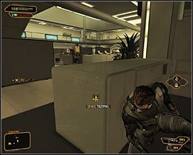 Powróć dla odmiany do północnej części pomieszczenia i w odpowiednim momencie zaatakuj patrolującego ten obszar najemnika #1 - (2) Wariant pokojowy - Wydostanie się z zasadzki | Deus Ex Bunt Ludzkości - Deus Ex: Bunt Ludzkości - Directors Cut - poradnik do gry