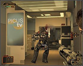 Z przeciwnikami możesz rozprawić się na dwa zasadnicze sposoby - (3) Wariant agresywny - Dotarcie do klatki schodowej na tyłach studia - Deus Ex: Bunt Ludzkości - Directors Cut - poradnik do gry