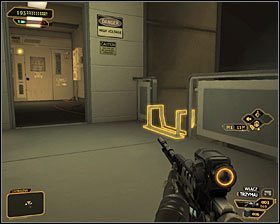 Drugie rozwiązanie to ostrożne wejście do pomieszczenia z przeciwnikami i skorzystanie z rampy prowadzącej na górny balkonik #1 - (4) Wariant pokojowy - Dotarcie do kolejki linowej | Deus Ex Bunt Ludzkości - Deus Ex: Bunt Ludzkości - Directors Cut - poradnik do gry