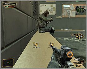 Jeżeli wolisz jedynie ogłuszyć przeciwników, to zejdź na sam dół i zaczekaj aż jeden z wartowników zbliży się do schodów #1 - (7) Zejście do kanałów | Deus Ex Bunt Ludzkości - Deus Ex: Bunt Ludzkości - Directors Cut - poradnik do gry