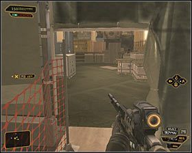 Drugi sposób na przedostanie się na teren portu to odsunięcie dużych skrzyń zasłaniających dziurę w ogrodzeniu - (3) Przedostanie się na teren portu | Deus Ex Bunt Ludzkości - Deus Ex: Bunt Ludzkości - Directors Cut - poradnik do gry