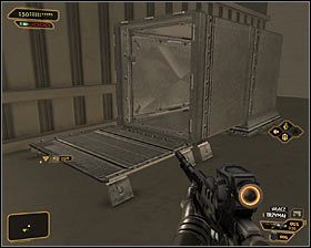 Po dotarciu na wyższy balkonik zachowaj czujność - (6) Wariant pokojowy - Dotarcie do biura administratora Wanga | Bunt Ludzkości - Deus Ex: Bunt Ludzkości - Directors Cut - poradnik do gry