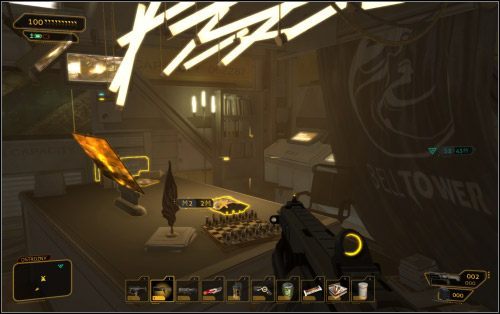 Pokój Burkea chroniony jest pierwszopoziomowym zabezpieczeniem, natomiast proteza oka znajduje się na biurku (3 na mapie) (zajrzyj też pod niego) - (3) Wariant agresywny - Zdobądź oko Burkea | Deus Ex Bunt Ludzkości - Deus Ex: Bunt Ludzkości - Directors Cut - poradnik do gry