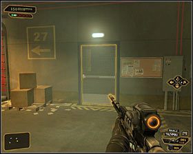 W składziku odnajdziesz przede wszystkim cenny upgrade broni #1, który warto byłoby oczywiście podnieść - (1) Wariant pokojowy - Dotarcie do głównego placu | Deus Ex Bunt Ludzkości - Deus Ex: Bunt Ludzkości - Directors Cut - poradnik do gry