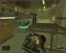 Gdy tylko wspomniani wartownicy się oddalą ogłusz stojącego w tym miejscu przeciwnika #1 i szybko odciągnij jego ciało za skrzynie lub gdzieś dalej na północ - (1) Wariant pokojowy - Dotarcie do głównego placu | Deus Ex Bunt Ludzkości - Deus Ex: Bunt Ludzkości - Directors Cut - poradnik do gry