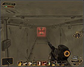 Jeżeli nie masz ulepszenia Tarcza EMP lub pragniesz dokładnie zbadać całą tę lokację, to będziesz musiał dotrzeć do północnego szybu wentylacyjnego, w którym znajdowała się mina odłamkowa - (1) Przedostanie się do wnętrza stacji | Deus Ex Bunt Ludzkości - Deus Ex: Bunt Ludzkości - Directors Cut - poradnik do gry