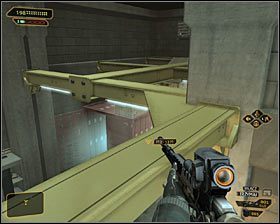 Jeżeli chcesz ominąć przeciwników, to jeszcze podczas schodzenia po schodach zatrzymaj się przy dwóch zielonych beczkach #1 - (7) Zejście do kanałów - W pogoni za Izajaszem Sandovalem - Deus Ex Bunt Ludzkości - poradnik akt III - Kanada, Detroit 2