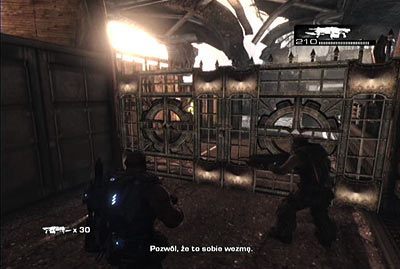 Po walce podejdź do metalowej bramy i zniszcz znajdującą się na niej kłódkę - VI - Na włosku | Akt 1 w Gears of War 3 - Gears of War 3 - poradnik do gry (opis przejścia, nieśmiertelniki, osiągnięcia)