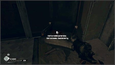 Stoi za nim krzesło, na którym pozostawiono kartę - Wschodnie Pustkowia | Karty kolekcjonerskie w Rage 1 - Rage - poradnik do gry