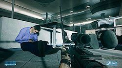 Po wyjściu z łazienki zaatakuj nożem kolejnego przeciwnika i powoli przedostań się w stronę boksów po drugiej stronie tarasu - Misja 5- Operacja Gilotyna | Kampania | Battlefield 3 - Battlefield 3 - poradnik do gry