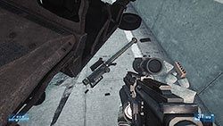 Na środku mostu znajduje się wrak jeepa, za którym leży wyrzutnia pocisków ziemia-powietrze STINGER - Misja 10- Miedzy młotem a kowadłem | Kampania | Battlefield 3 - Battlefield 3 - poradnik do gry