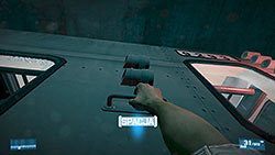 Jeśli wszystko pójdzie dobrze, zobaczysz Salomona strzelającego do Ciebie przez okno i będziesz musiał szybko naciskać [SPACJĘ], aby wejść na dach wagonu - Misja 12- Wielki niszczyciel | Kampania | Battlefield 3 - Battlefield 3 - poradnik do gry