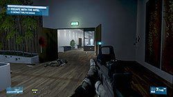 Po wyeliminowaniu pierwszej fali przeciwników otworzą się drzwi, za którymi znajduje się oszklony korytarz - Misja 4- Atak i Ucieczka | Kooperacja | Battlefield 3 - Battlefield 3 - poradnik do gry