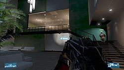 Po drugiej stronie korytarza znajduje się skrzynia z amunicją i kilka dodatkowych broni - Misja 4- Atak i Ucieczka | Kooperacja | Battlefield 3 - Battlefield 3 - poradnik do gry