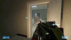 Kiedy dotrzecie na klatkę schodową traficie na jeszcze jedną skrzynię i znajdujący się za nią garaż, w którym czai się na was spora grupa przeciwników - Misja 4- Atak i Ucieczka | Kooperacja | Battlefield 3 - Battlefield 3 - poradnik do gry