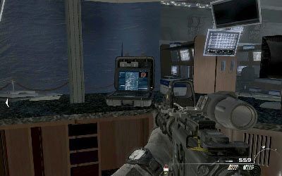 Zanim skierujesz się na schody prowadzące na górę spójrz na blat znajdujący się na prawo od nich - I- Black Tuesday | Opis przejścia gry | Call of Duty Modern Warfare 3 - Call of Duty: Modern Warfare 3 - opis przejścia i operacje specjalne - poradnik do gry