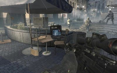 Udaj się na lewą stronę placu, gdzie na stole znajdziesz materiały wywiadowcze #33 - II- Eye of the Storm | Opis przejścia gry | Call of Duty Modern Warfare 3 - Call of Duty: Modern Warfare 3 - opis przejścia i operacje specjalne - poradnik do gry