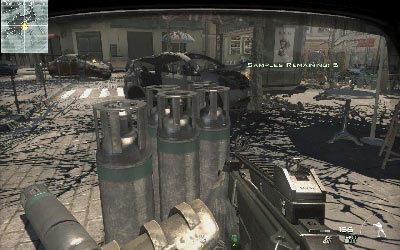 Kiedy zbliżysz się do pojemników z chemikaliami z prawej strony placu zza kiosku zaczną wybiegać kolejni wrogowie - Toxic Paradise | Operacje Specjalne | Call of Duty Modern Warfare 3 - Call of Duty: Modern Warfare 3 - opis przejścia i operacje specjalne - poradnik do gry