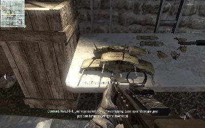 Po oczyszczeniu pomieszczenia podnieś ze stołu miny claymore i obstaw nimi dwa wejścia - to z klatki schodowej oraz tunel biegnący z lewej - Server Crash | Operacje Specjalne | Call of Duty Modern Warfare 3 - Call of Duty: Modern Warfare 3 - opis przejścia i operacje specjalne - poradnik do gry