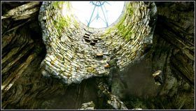 Przeskakujemy nad przepaścią na drugą stronę i wspinamy się po ścianie [1] w stronę światła - Rozdział 6- Chateau (2) | Opis przejścia Uncharted 3 Oszustwo Drakea - Uncharted 3: Oszustwo Drakea - poradnik do gry