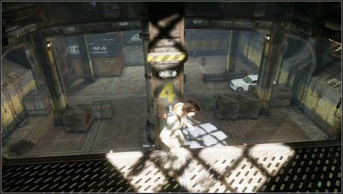 Po przejściu przez czerwony korytarz dostaniemy się do ładowni, w której zobaczymy przetrzymywanego w oddali Sullivana [1] - Rozdział 14- W poszukiwaniu guza | Opis przejścia Uncharted 3 Oszustwo Drakea - Uncharted 3: Oszustwo Drakea - poradnik do gry