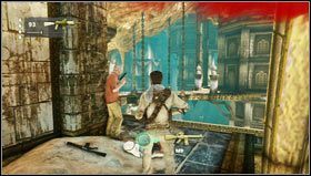 Przebiegamy na drugą stronę półki i wspinamy się na ścianę, z której dostaniemy się na bloki jadące w górę [1] - Rozdział 22- Śniący na jawie | Opis przejścia Uncharted 3 Oszustwo Drakea - Uncharted 3: Oszustwo Drakea - poradnik do gry