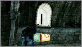 Po przejściu przez metalowe wrota [1], które podniesiemy wraz z Charliem, udajemy się na drugą stronę okrągłego pomieszczenia by odnaleźć skarb [2] leżący na parapecie niewielkiego okna - Rozdział 8 | Skarby w Uncharted 3 Oszustwo Drakea - Uncharted 3: Oszustwo Drakea - poradnik do gry