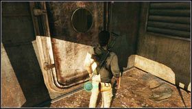 Pod koniec rozdział po odkryciu, że radio jest zniszczone udajemy się na koniec pomieszczenia [1] by odnaleźć leżący w rogu skarb [2] - Rozdział 12 | Skarby w Uncharted 3 Oszustwo Drakea - Uncharted 3: Oszustwo Drakea - poradnik do gry