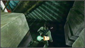 Szukając zejścia do ładowni, w której przetrzymywany jest Sullivan przejdziemy przez korytarze oświetlone mocnymi lampami i trafimy na klatkę schodową [1] - Rozdział 14 | Skarby w Uncharted 3 Oszustwo Drakea - Uncharted 3: Oszustwo Drakea - poradnik do gry