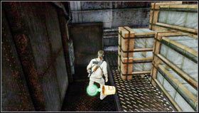 Będąc na metalowym balkonie [1], z którego po raz pierwszy zobaczymy związanego w oddali fałszywego Sullivana, udajemy się w lewo by znaleźć ukryty za skrzyniami skarb [2] - Rozdział 14 | Skarby w Uncharted 3 Oszustwo Drakea - Uncharted 3: Oszustwo Drakea - poradnik do gry