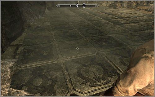 Możesz kontynuować przemarsz, docierając po kilku chwilach do sali z płytami naciskowymi - Wyprawa do Ściany Alduina | Ściana Alduina | Solucja Skyrim - Skyrim - poradnik, mapy, questy