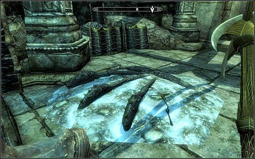 Ponownie będziesz tu musiał skorzystać z rampy, kierując się na niższe poziomy - Odnalezienie Prastarego Zwoju (2) | Pradawna wiedza | Solucja Skyrim - Skyrim - poradnik, mapy, questy