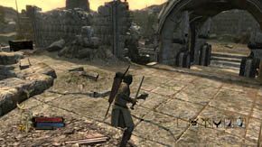 Za ścianą znajduje się skrzynia, którą możesz przeszukać, zaś po lewej rośnie grzyb - Dzielnice wewnętrzne (2) | Rozdział 1 | Władca Pierścieni Wojna na Północy - Władca Pierścieni: Wojna na Północy - poradnik do gry