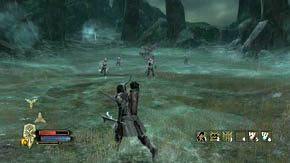 W tym miejscu są dwa stosy przedmiotów - jeden tuż po lewej, drugi naprzeciwko pod wielkim słupem, który obiegnij - Wzgórza Kurhanów (1) | Rozdział 2 | Władca Pierścieni Wojna na Północy - Władca Pierścieni: Wojna na Północy - poradnik do gry