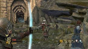 Na górze po prawej jest korytarz prowadzący na most, zanim jednak wyjdziesz na zewnątrz, przeszukaj małą jaskinię po lewej (trzy skrzynki i grzyb) - Góry Szare (2) | Rozdział 6 | Władca Pierścieni Wojna na Północy - Władca Pierścieni: Wojna na Północy - poradnik do gry