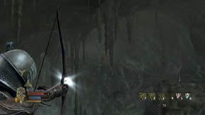 Spójrz w miejsce, z którego wyszedłeś, a potem na górę - jest tam jeden łucznik i dwóch ciężko opancerzonych wojowników - Góry Szare (2) | Rozdział 6 | Władca Pierścieni Wojna na Północy - Władca Pierścieni: Wojna na Północy - poradnik do gry