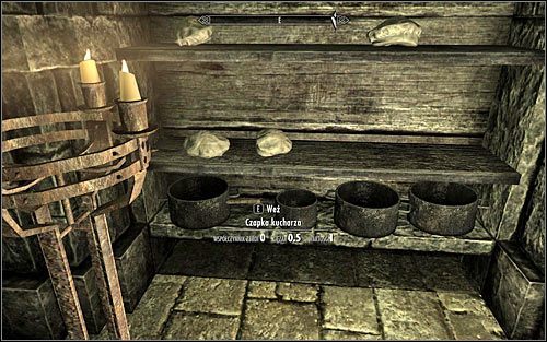 Obróć się w lewo i zabierz z jednej z półek czapkę kucharza (powyższy screen) - Cesarstwo musi zginąć | Zadania Mrocznego Bractwa | Solucja Skyrim - Skyrim - poradnik, mapy, questy