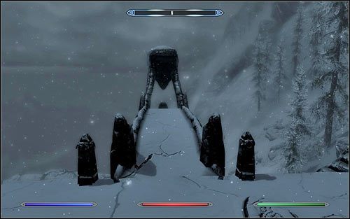 Po dotarciu do celu zachowaj ostrożność, bo w okolicy piedestału mogą przebywać bandyci - Rytualny czar zniszczenia | Questy Akademii w Zimowej Twierdzy | Solucja Skyrim - Skyrim - poradnik, mapy, questy