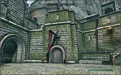 Udaj się do północnej części miasta i zlokalizuj pilnowane przez dwóch wartowników wejście do zamku Dour (powyższy screen) - Wstępowanie do Legionu | Questy Legionu Cesarskiego | Solucja Skyrim - Skyrim - poradnik, mapy, questy