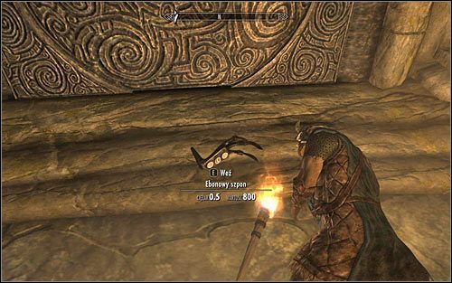 Zacznij od podniesienia ebonowego szpona, który będzie leżał przy ciele jednego z przeciwników (powyższy screen) - Wyszczerbiona Korona (2) | Questy Legionu Cesarskiego | Solucja Skyrim - Skyrim - poradnik, mapy, questy